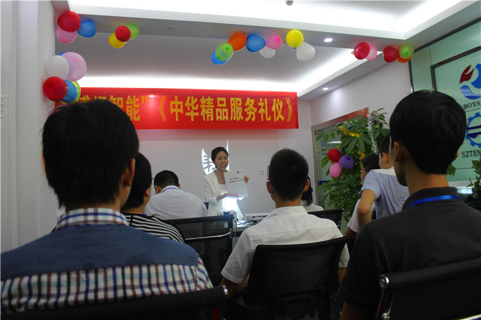 課程現場，學員們正在聚精會神的聽課