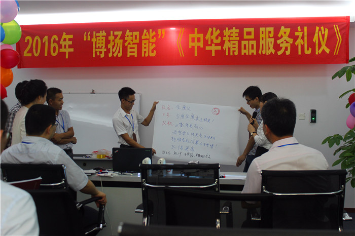圖為金鷹隊在展示自己隊名、口號、隊歌、隊旗。